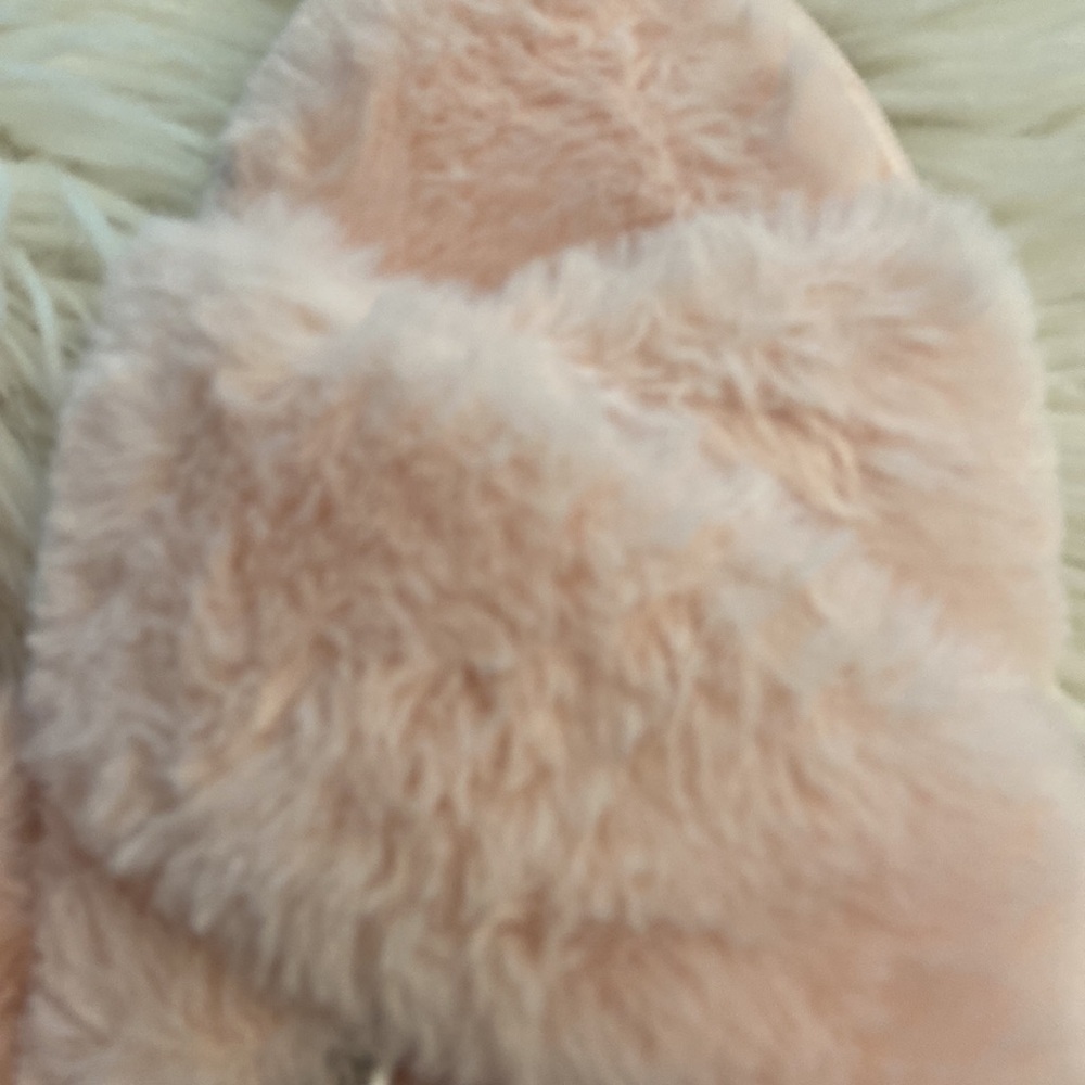 SPLENDID SLIPPERS SIZE M/L BRAND NEW COLOR LIGHT PINK SO FLUFFY - Picture 7 of 8